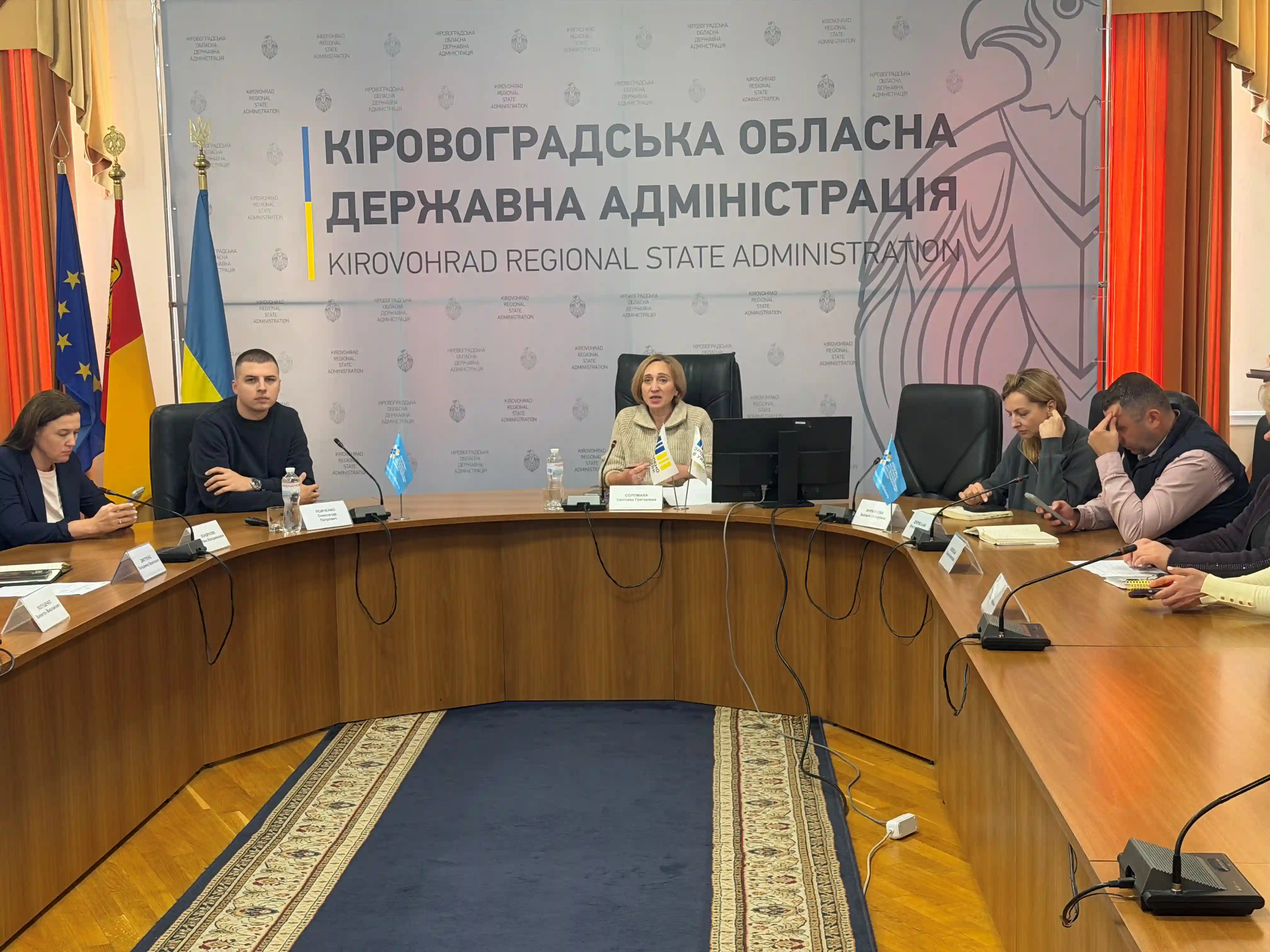 Учасники зустрічі «Діалог влади та бізнесу» у залі Кіровоградської обласної державної адміністрації.