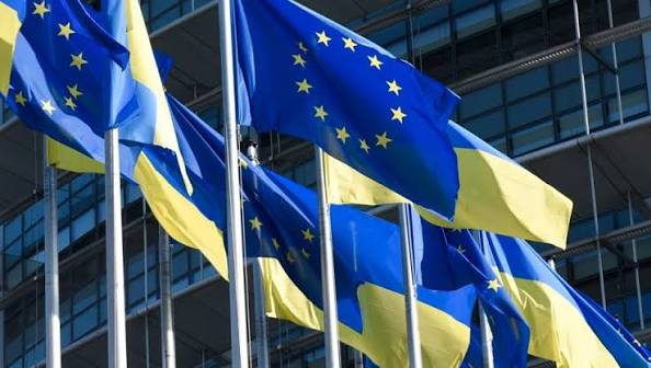 Прапори України та Європейського Союзу перед адміністративною будівлею