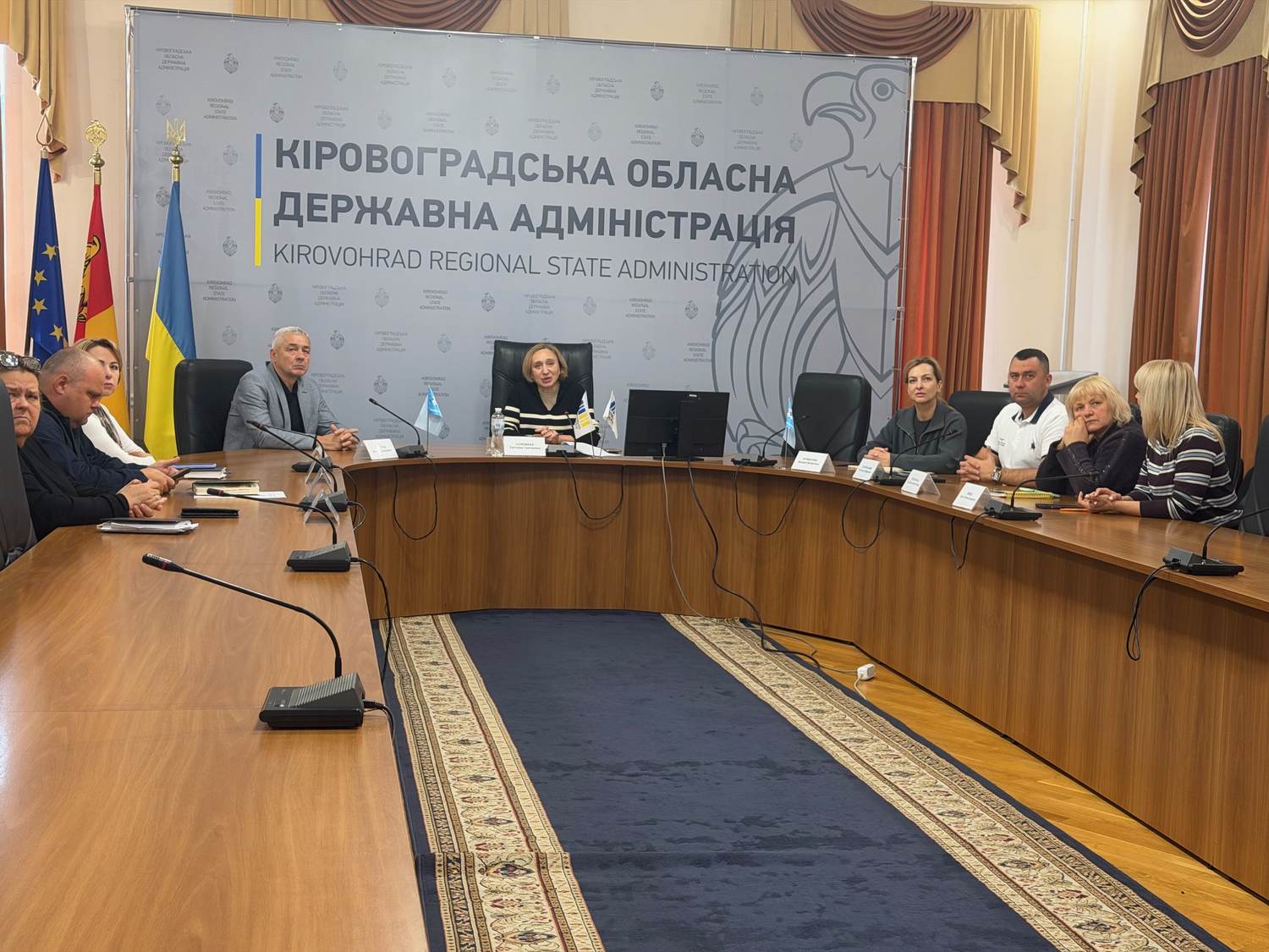 Учасники зустрічі «Діалог влади та бізнесу» за столом у залі Кіровоградської ОДА.