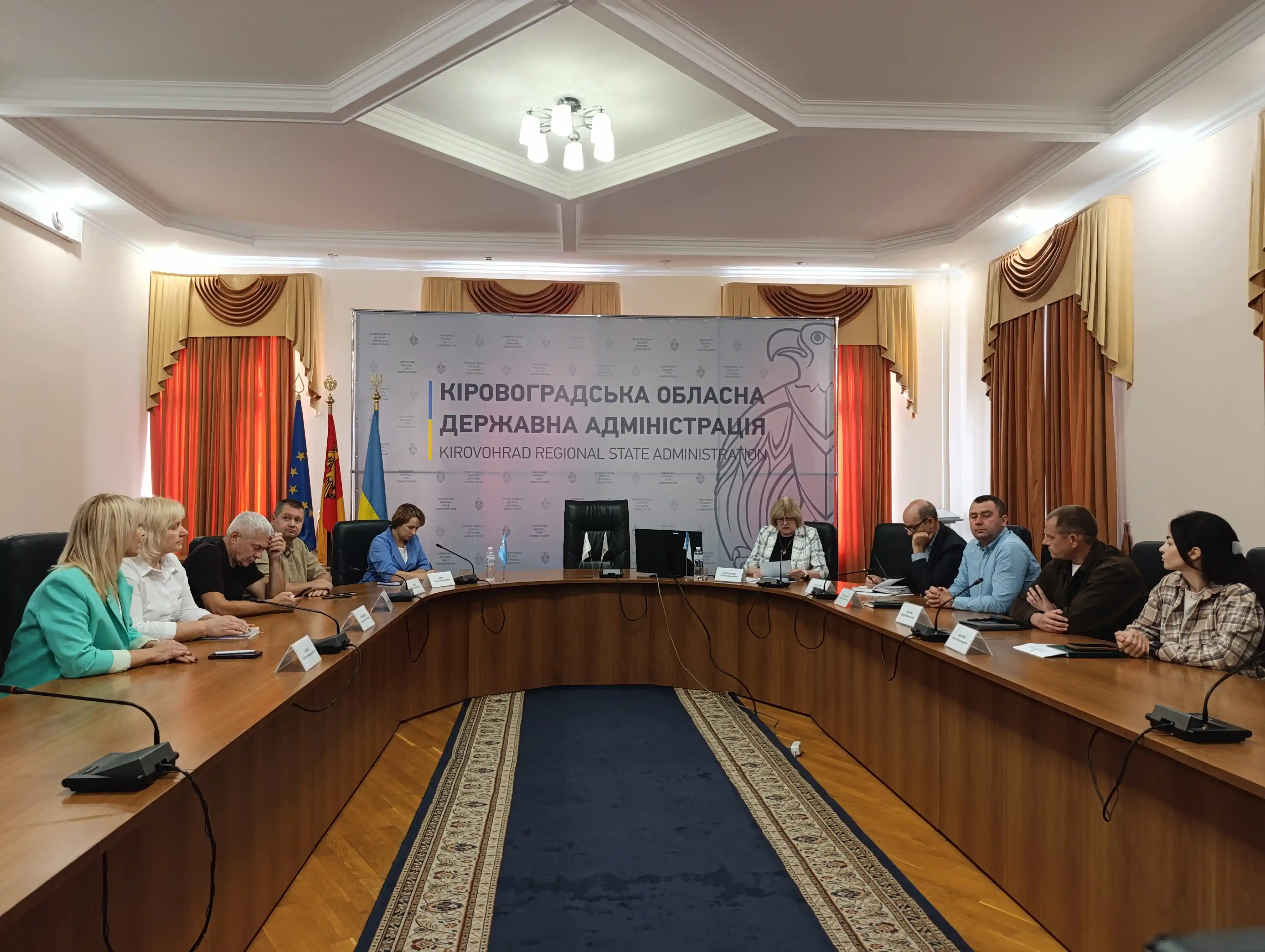 Учасники зустрічі платформи Діалог влади та бізнесу в залі Кіровоградської ОДА.