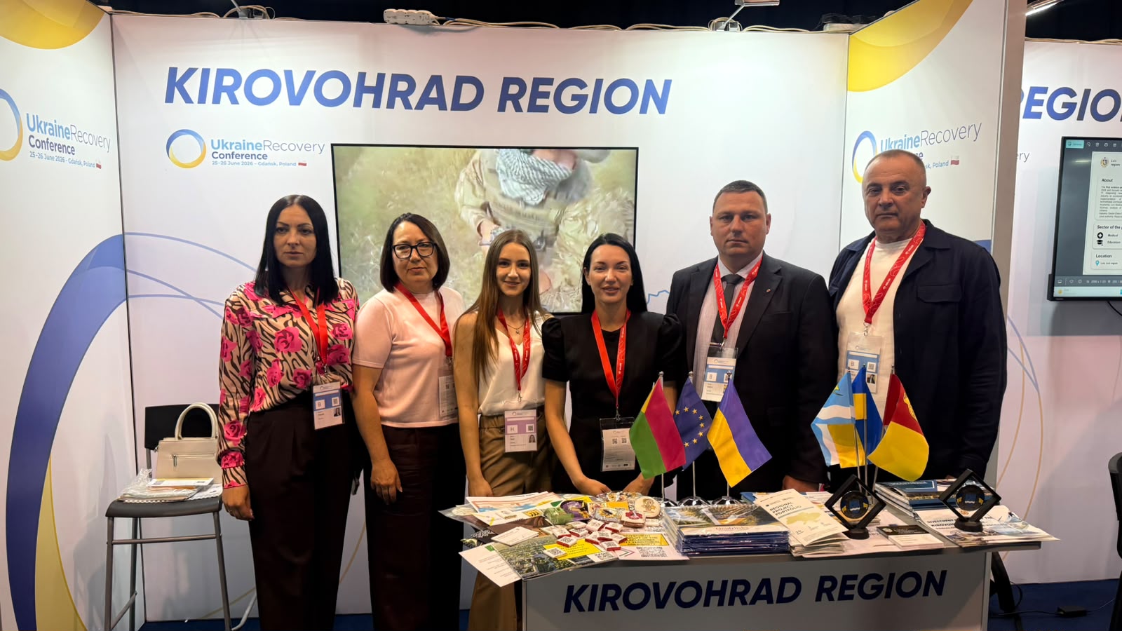 Представники Кіровоградської області на виставковому стенді Kirovohrad Region під час міжнародної конференції Ukraine Recovery Conference.