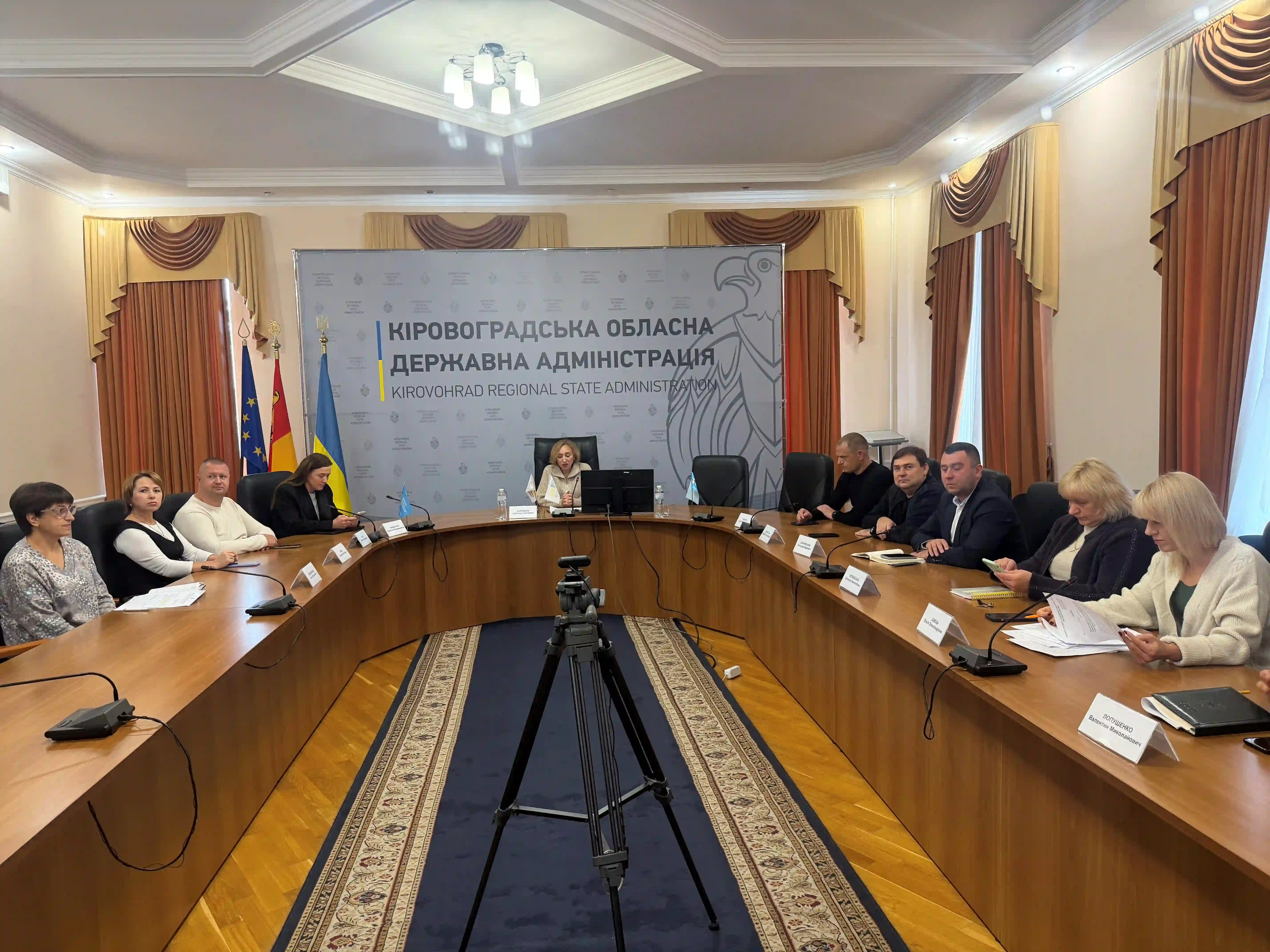 Учасники зустрічі Діалог влади та бізнесу за круглим столом у Кіровоградській ОВА.